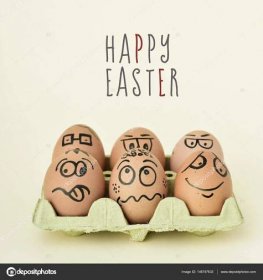 Stáhnout - Hromadu hnědých vajec zdobené ksichty v žluté vejce krabičce a text Veselé Velikonoce na bílé pozadí. — Stock obrázek