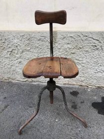 Krásná stará dílenská židle