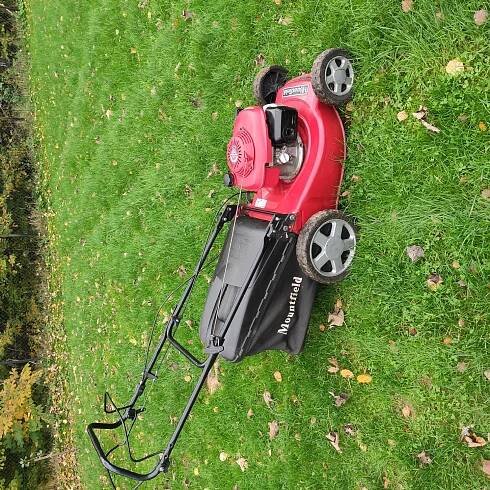 Prodám benzínovou sekačku Mountfield s pojezdem s motorem Honda,sekačka je ve velmi dobrém stavu a startuje na první zatažení