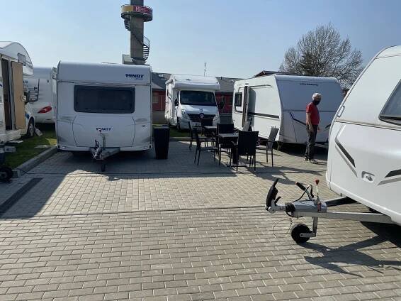 Sestřičky ubytoval v karavanech. Na konci dubna snad bude líp, věří exposlanec
