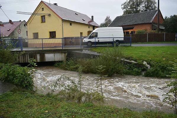 Na potoku Krasovka v Radimi byl vyhlášen nejvyšší povodňový stupeň "ohrožení". Zatím se daří udržet vodu v korytě.