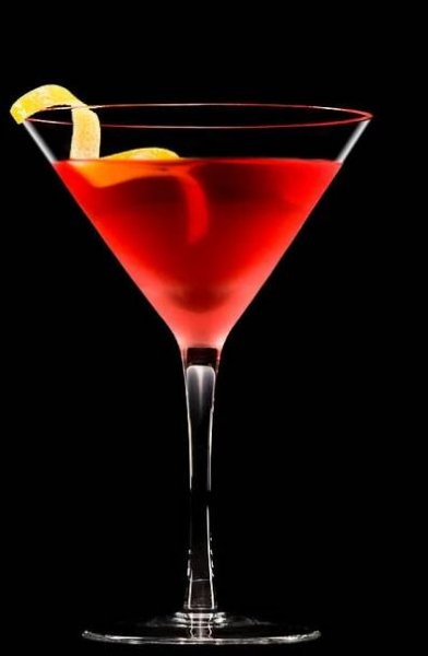 Cosmopolitan koktejl před černým pozadím — Stock obrázek