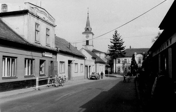 Újezd u Brna, průhled uličkou jižně od Nádražní ulice ke kostelu; foto Karel Kuča 1989.