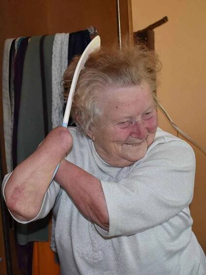 Anna Váchalová z Domažlicka, které matka jako miminku uřízla ruce, na archivních a současných fotografiích. na jednom snímku je její rodný dům ve Smržovicích.