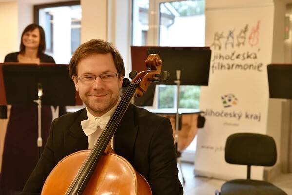 Jihočeská filharmonie vylepšila svou koncertní síň, nová je kavárna i předsálí | České Budějovice