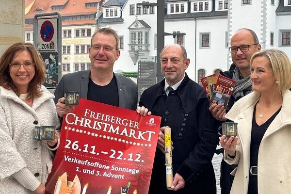 Das Programm des 33. Freiberger Christmarktes ist öffentlich. Amtsleiterin Kultur-Stadt-Marketing Anja Fiedler, Oberbürgermeister Sven Krüger, Vorsitzender der Historischen Freiberger Berg- und Hüttenknappschaft Heiko Götze, Sachgebietsleiter Events und Märkte David Bojack, Gestalterin des Christmarkt-Dippls Anja Tittel (v. l.) präsentierten es am Freitag.