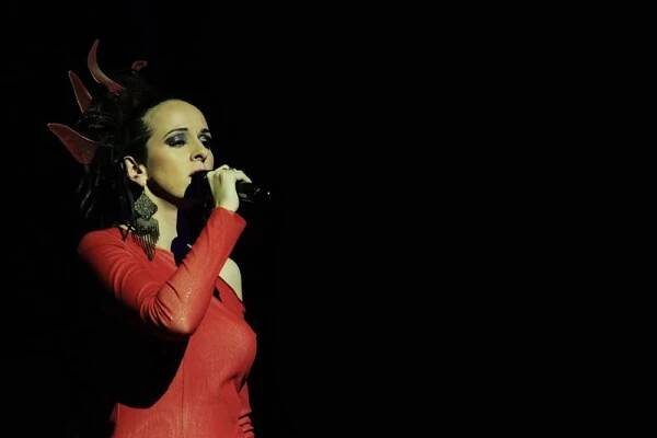 Miroslava Časarová: Punk, improvizace, Aida. A bagrová show