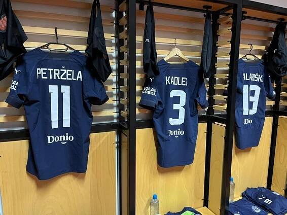 Slavia dál počítá padlé, Schranz má prasklinu v lebce. Slovácko řežou rozhodčí