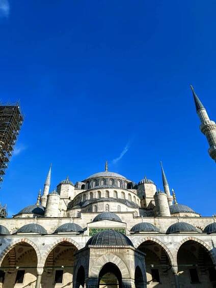 bezplatná Snímek ikonické Modré mešity v Istanbulu, která pod jasnou modrou oblohou ukazuje svou působivou architekturu. Základová fotografie