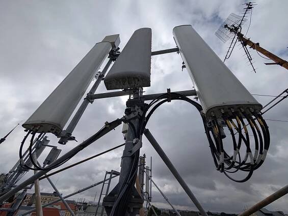 Morový sloup, astronomické hodiny a 5G. Podívejte se na mobilní vysílače v jednom z nejhezčích měst Česka