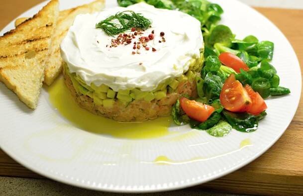 Recept: TATARÁK Z AVOKÁDA A UZENÉHO LOSOSA