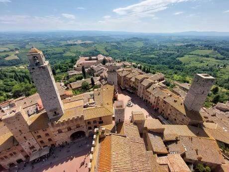 Pohled na San Gimignano ze středověké věže La Torre Grossa
