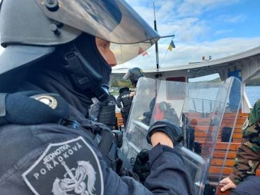 VIDEO: Ozbrojený muž na lodi. Strážníci cvičili zásah na Brněnské přehradě