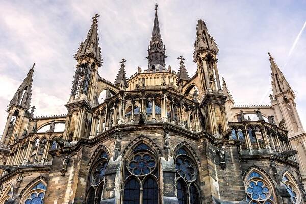 Katedrála Notre-Dame v Chartres: Nebeský řád a harmonie zakleté v ...