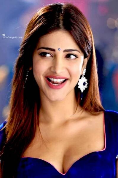 Shruti Hassan – Hot cleavage show in a low neck dress! – IndianGalz