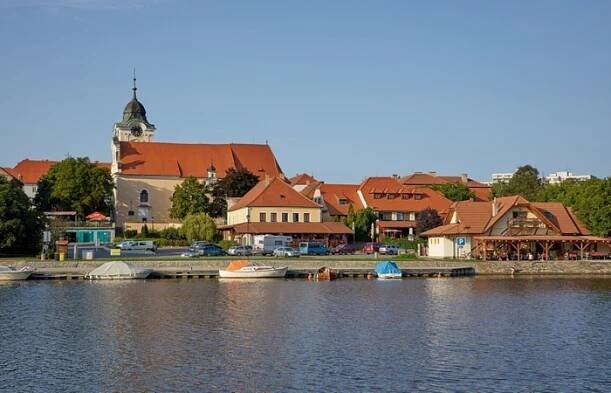Přístavy a mola ke kotvení - Pobytové lodě