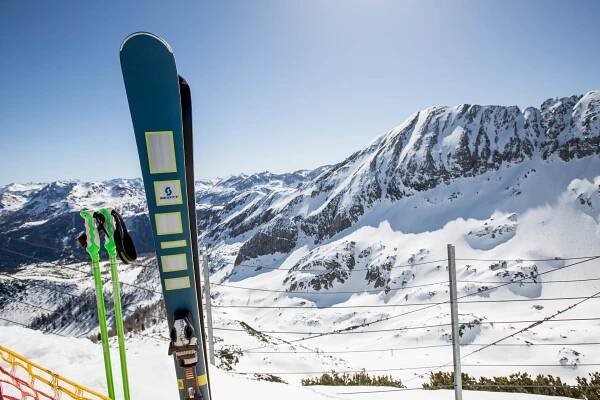 Skis and poles in the Zauchensee ski area
