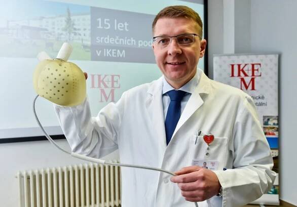 Karel žije už 4,5 měsíce s umělým srdcem. Kromě baterek ho „dobíjí“ i vnučka