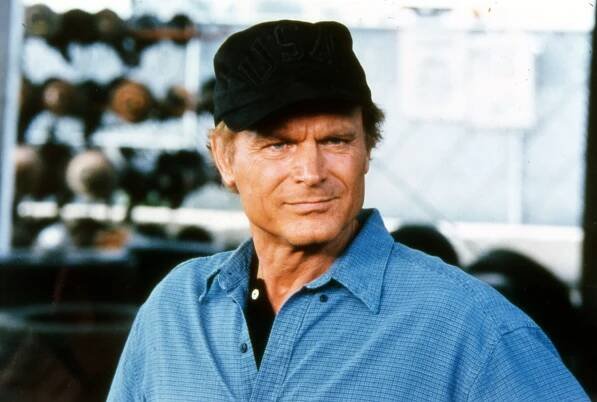 Smrtonosná zbraň po italsku? Terence Hill, boxerská ikona Hagler a dinosauři v šílené devadesátkové jízdě!