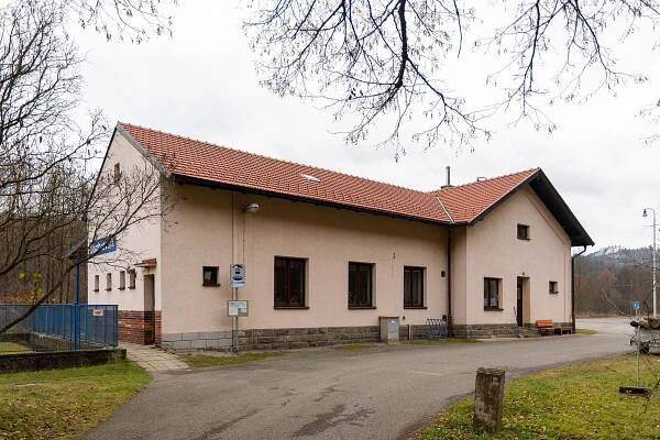 Soubor:Doubravník, železniční zastávka 07.jpg