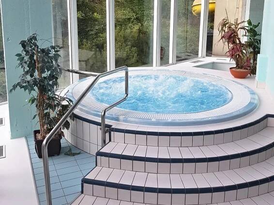 Relax v krytém bazénu dostal zcela nové zázemí