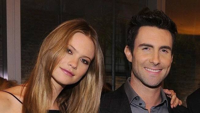 Adam Levine z Maroon 5 se zasnoubil s andílkem od Victoria's Secret Behati Prinsloo