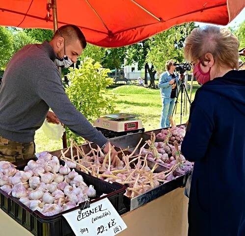Veltrusy mají za sebou první farmářské trhy | Město Veltrusy