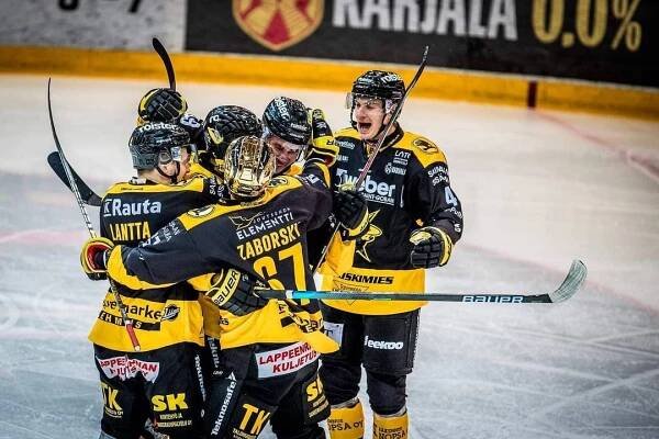 Záborský šikovne tečoval puk, výrazne pomohol k výhre SaiPa