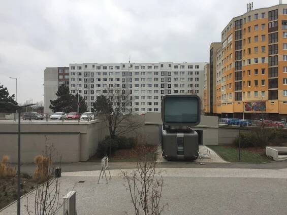 Kontroverzní umělec Černý: Otec obřích miminek, tvůrce gigantické hlavy Kafky, otevře na Smíchově Musoleum