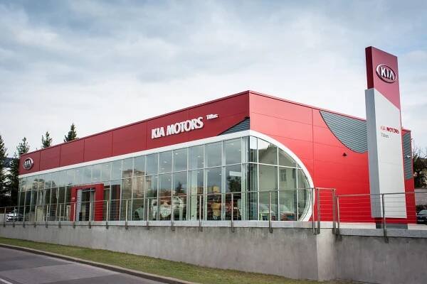 Kia v Praze otevřela první autosalon v novém designovém standardu Red Cube