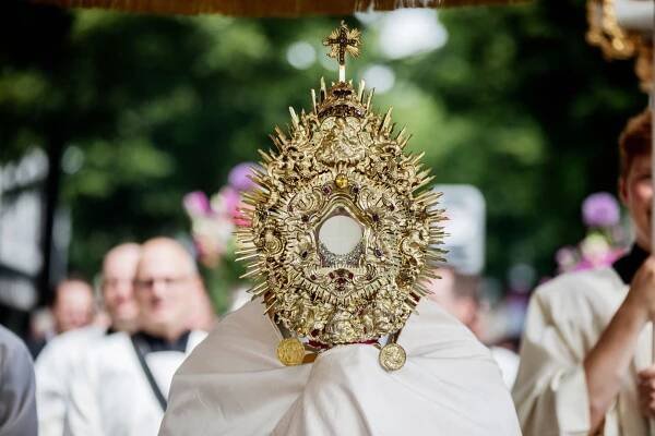 Monstranz mit dem Leib Christi