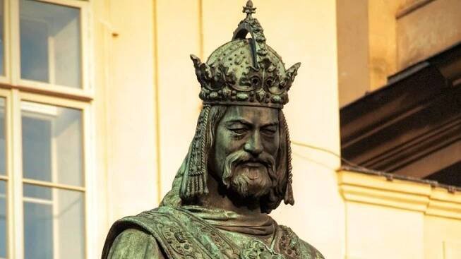 Nevěrník Karel IV. zplodil nemanželského syna a měl rád mladičké dívenky - Médium.cz