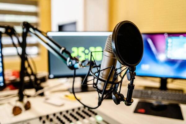 Mikrofon a mixér ve studiu rozhlasového vysílání novinky — Stock obrázek