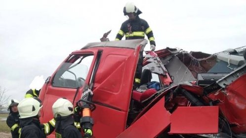 Náraz do železničního mostu roztrhal náklaďák v Hradci Králové - Novinky