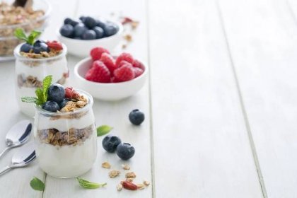 zdravé jídlo: domácí jogurt s granolou na snídaňovém stole. kopírovat prostor - dezert parfait - stock snímky, obrázky a fotky