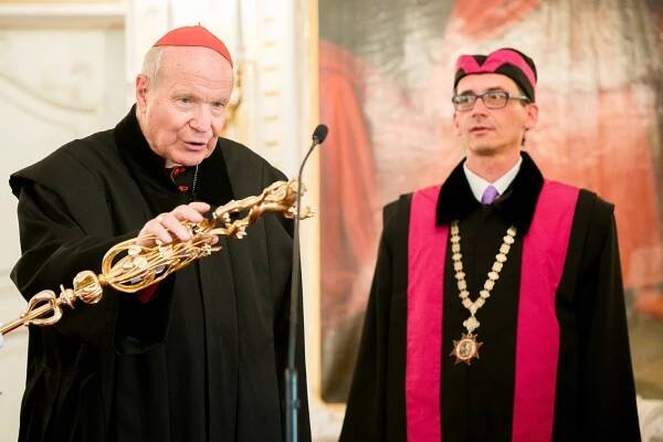 Kardinál Christoph Schönborn obdržel na Univerzitě Palackého čestný doktorát - Církev.cz | Zprávy