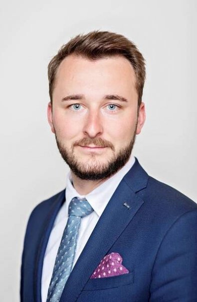 Líbánky před nástupem do Sněmovny. Mezi třemi nejmladšími poslanci je i Fialův poradce (28)