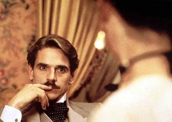 Oscarová hvězda v Praze! Muž koupil kafe páru cizinců, ze staříka se vyklubal Jeremy Irons