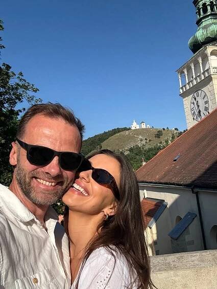První společné fotky jsou venku! Jitka Boho vedle Lukáše Langmajera jen září, zamilovaný herec se pochlubil i něžným polibkem