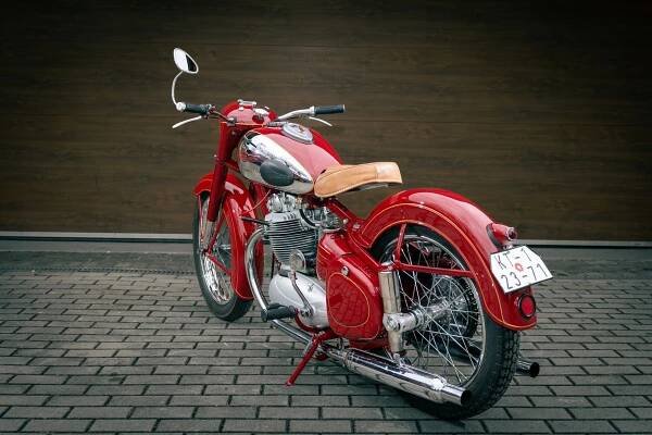 Až na jednu se nabízejí bez rezervy. Draží se Favorit MTX, Jawa 500 OHC i Citroën DS