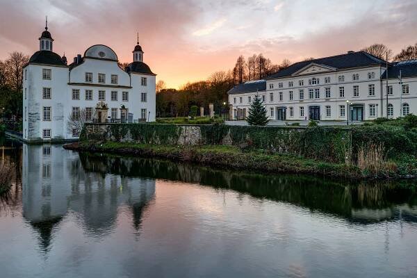 File:Schloss-Borbeck-Komplettansicht-Sonnenuntergang-2012.jpg - Wikimedia Commons
