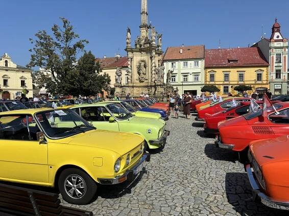Ikonické škodovky zaplnily uničovské náměstí. Dorazili i Švédové či Maďaři