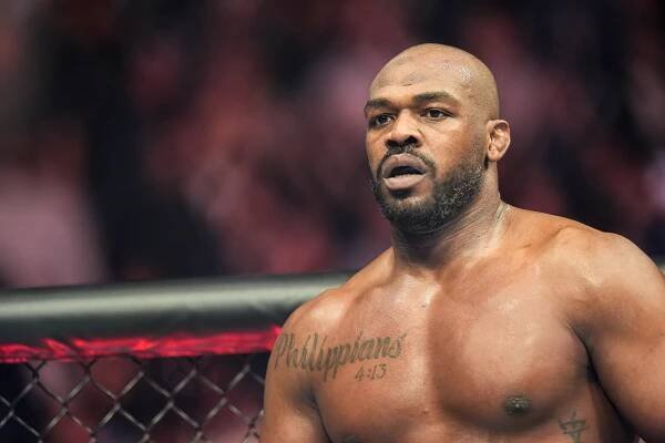 Jon Jones vysvětluje, proč si trvá na Miocicovi. Aspinall a jeho fanoušci žijí podle Bonese v bludu