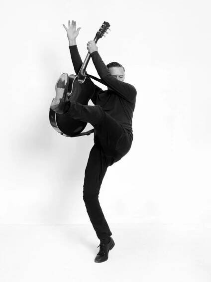 RECENZE: Bryan Adams si na So Happy It Hurts nepustí posluchače k tělu 