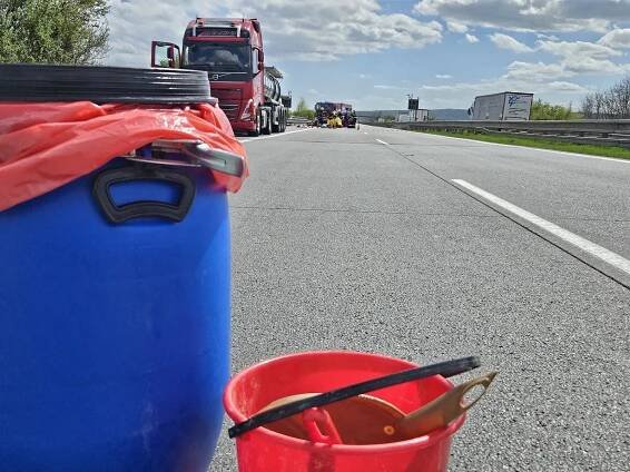 Dopravu na dálnici D2 zastavil ve středu po poledni únik tekuté síry z cisterny