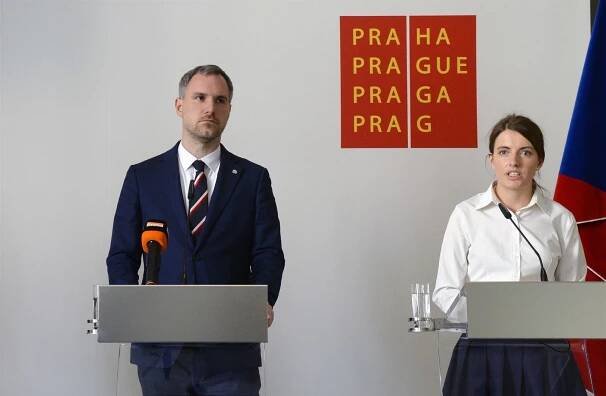 Pirátka Krausová rezignovala po schůzkách s manažerem reklamní firmy JCDecaux. Byly osobní, brání se