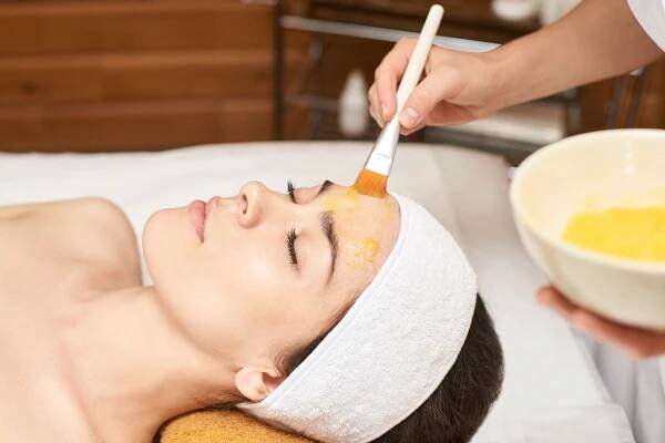 chemik obličejové a tělové peelingy. léčba kozmetologickým akné. mladá dívka v lékařském lázeňském salonu - spas and spa treatments - stock snímky, obrázky a fotky