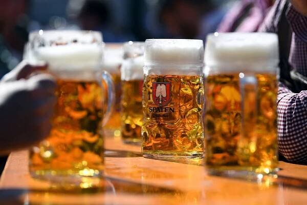 Oktoberfest obrazem: Pivo teklo proudem, policie chytala opilce na koloběžkách