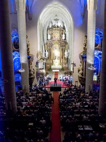 OBRAZEM: Houslista Šporcl přiměl stovky posluchačů meditovat