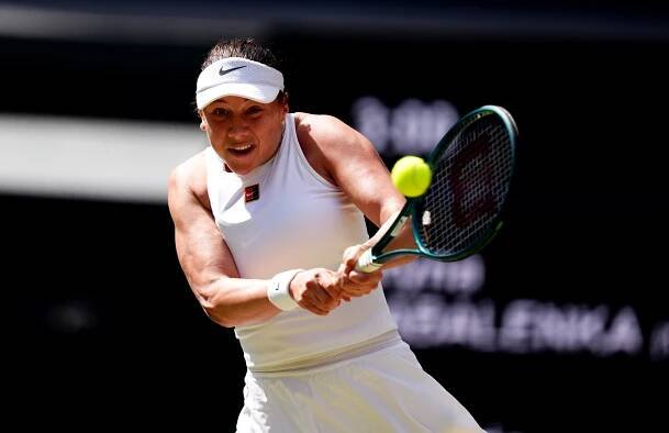Amanda Anisimova playing tennis.